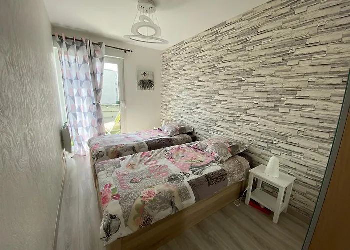 Victoria-T2-41M2-Balcon, Wifi, Linge, Produits, Menage Inclus