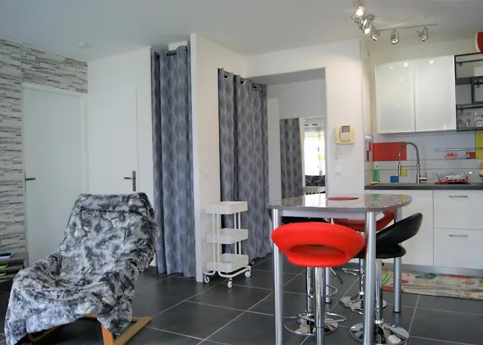 Victoria-T2-41M2-Balcon, Wifi, Linge, Produits, Menage Inclus